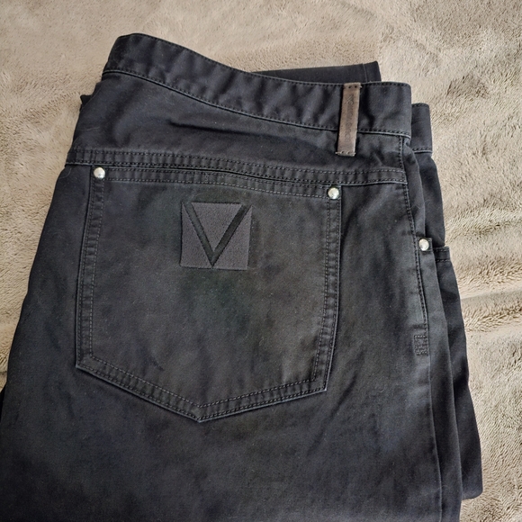 Louis Vuitton - Picture 3 of 5